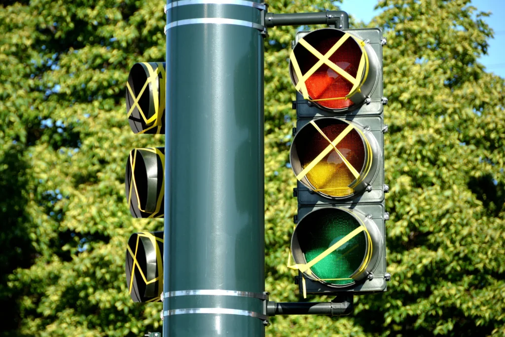 what to do when a traffic light is out
