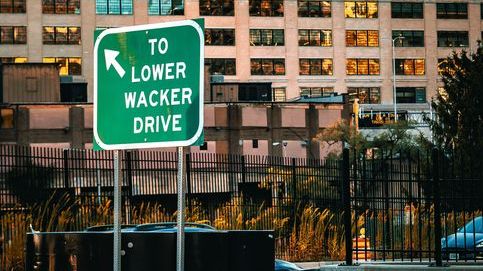 Roadsign directing drivers to Lower Wacker Drive - Lower Wacker Drive car accident safety concerns